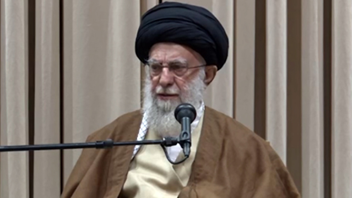 شوخی متفاوت رهبر انقلاب با حسین رضازاده + فیلم