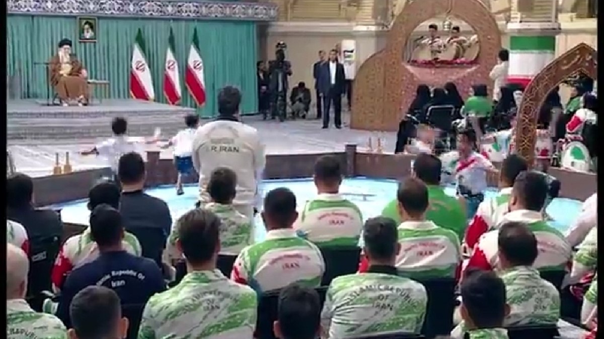 امضای یادگاری وزیر ورزش روی توپ نوجوان گلستانی + فیلم