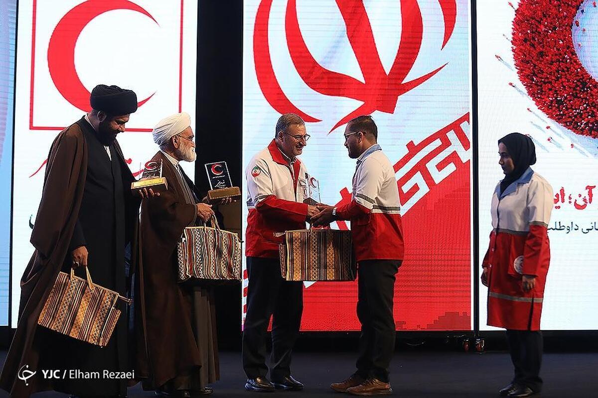 بازدید اصحاب رسانه از صنایع نساجی هلال احمر