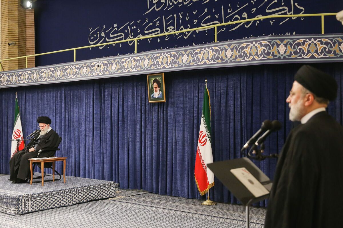 دیدار جمعی از فرماندهان عالی نیرو‌های مسلح با رهبر انقلاب اسلامی
