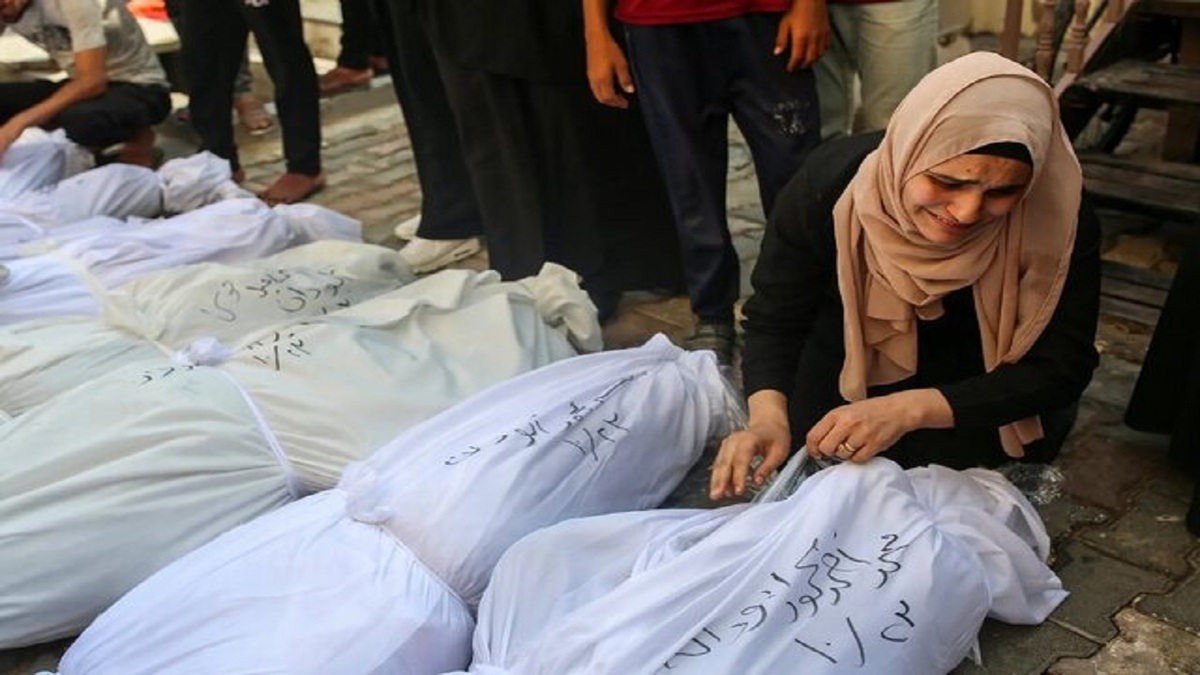 وداع دختر بچه فلسطینی با پدرش بعد از شهادت + فیلم