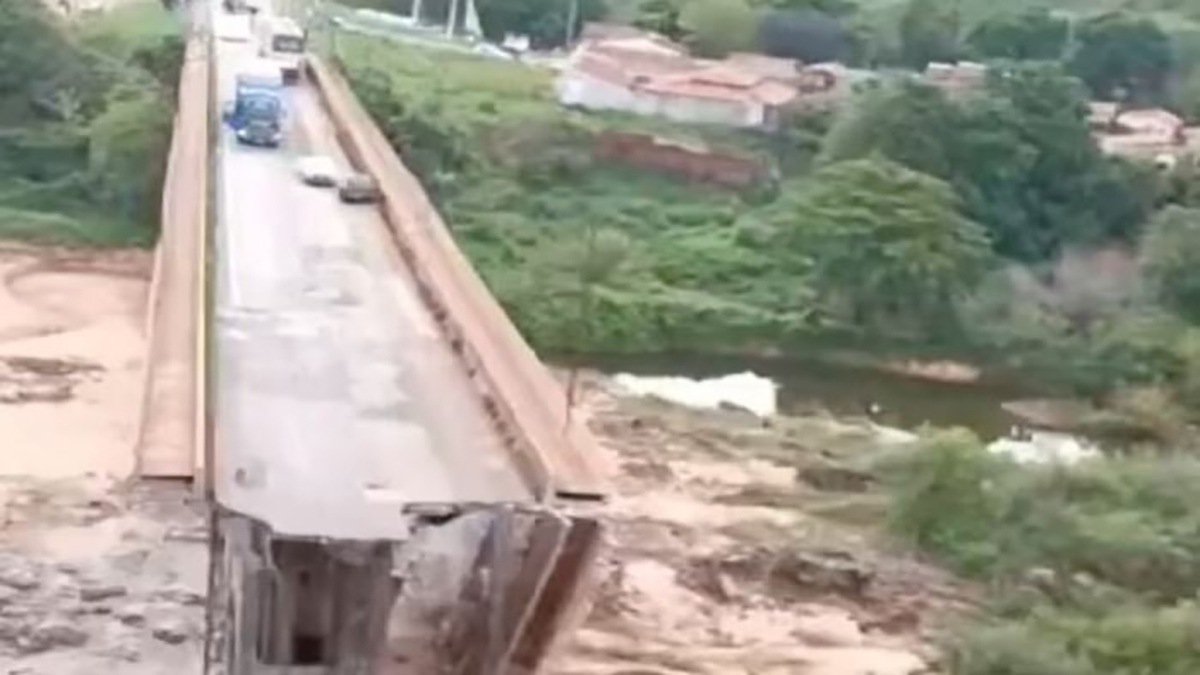 پل ۲۰۰ میلیون دلاری در حال ساخت فرو ریخت + فیلم