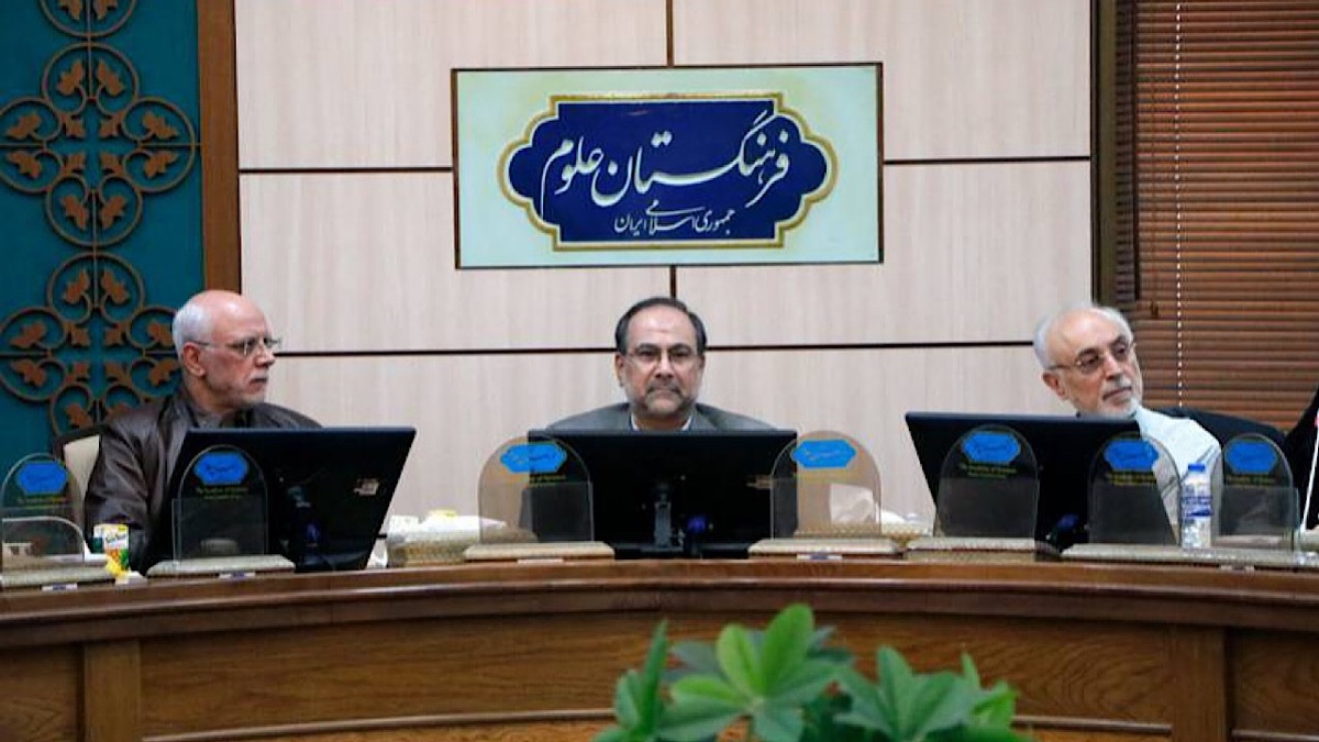 نیکی به پدر و مادر در بیان رهبر انقلاب + فیلم