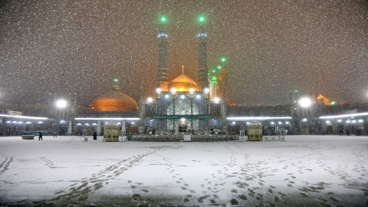 بارش زیبای برف در حرم مطهر رضوی + فیلم