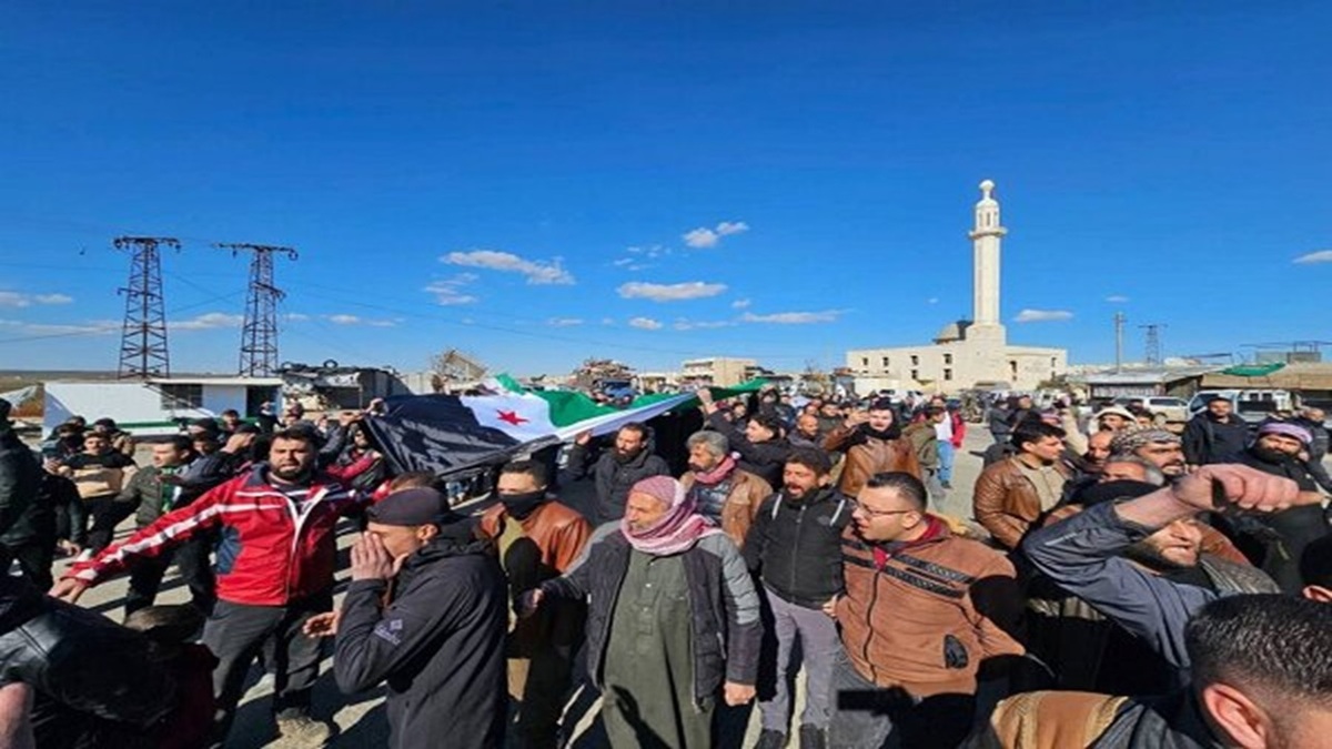 تصاویری از رفتار خشن گروه مسلح حاکم بر سوریه با جوانان علوی این کشور + فیلم