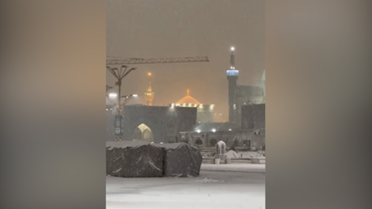 وضعیت عجیب بلوار امام رضا (ع) در مشهد در پی بارش برف و یخبندان + فیلم