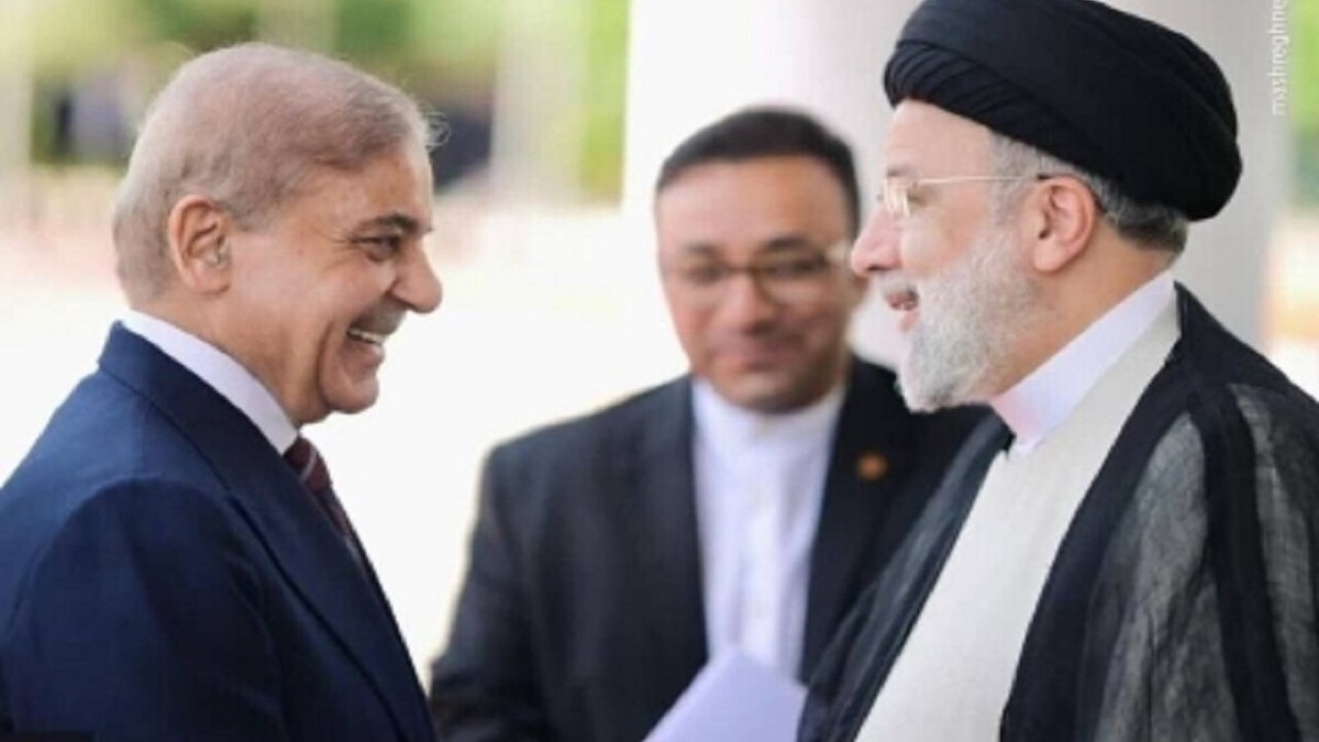 اهدای جایزه ملی جوانی جمعیت توسط رئیسی به خانواده‌ای که ۱۲ فرزند دارد + فیلم