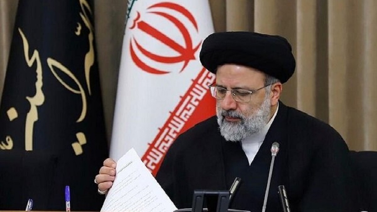 عیادت رهبر انقلاب از شهید رازینی پس از ترور نافرجام در سال ۷۷ + فیلم