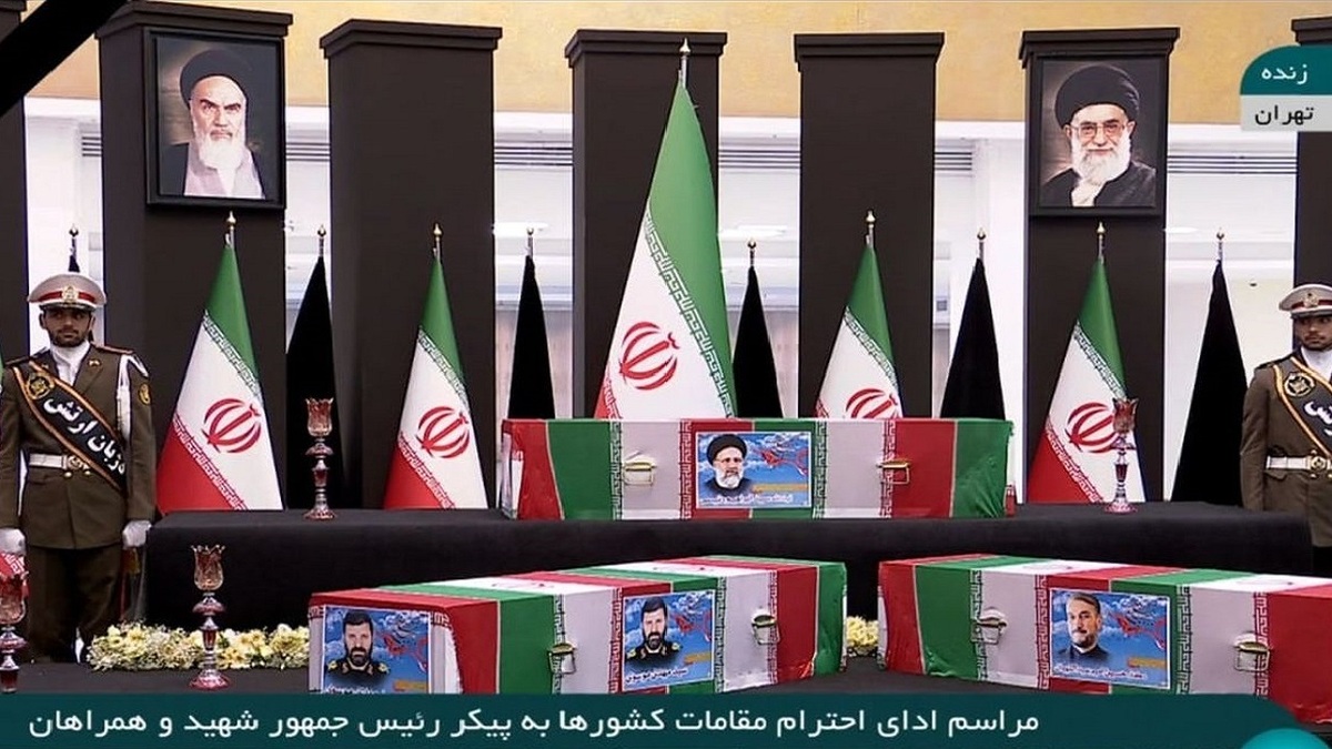 گرامی‌داشت شهدای خدمت در مدیحه سرایی مثیم مطیعی قبل از آغاز سخنرانی رهبر انقلاب