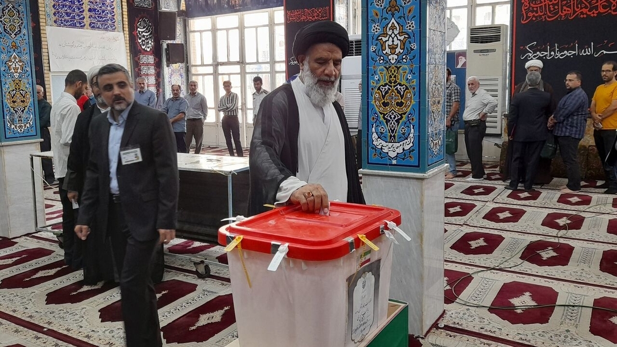 شرکت کردن زائران حرم امام رضا (ع) در انتخابات