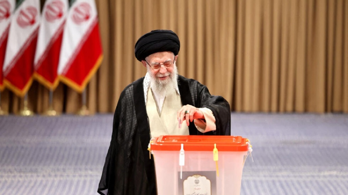 حاشیه‌هایی از حضور رهبر انقلاب در دور دوم انتخابات ریاست جمهوری