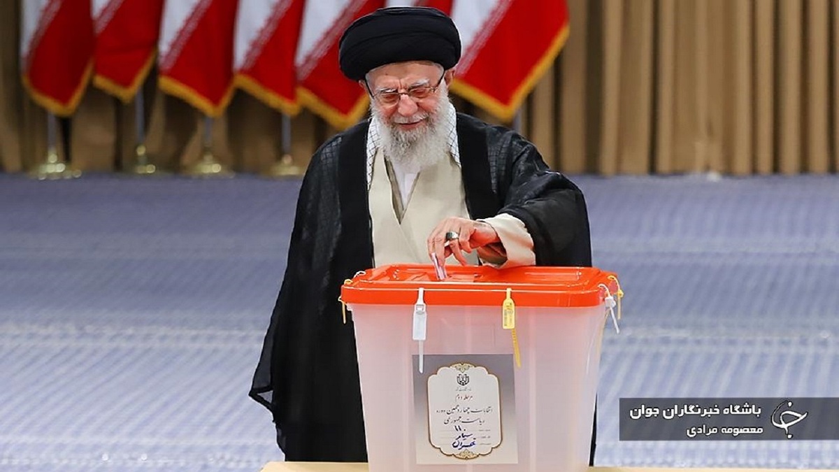 حاشیه‌هایی از حضور رهبر انقلاب در دور دوم انتخابات ریاست جمهوری