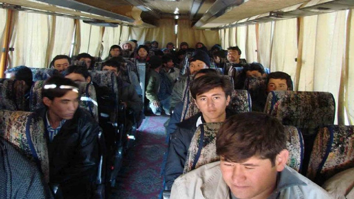 بازگشت اتباع غیرمجاز افغانستانی از مرز دوغارون به کشورشان + فیلم