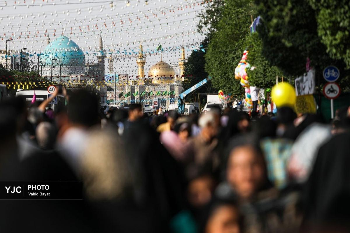 آیین تعویض پرچم گنبد منور امام‌رضا (علیه‌السلام)