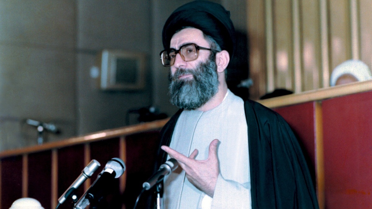 ماجرای لباس نظامی پوشیدن رهبر معظم انقلاب چه بود؟ + فیلم