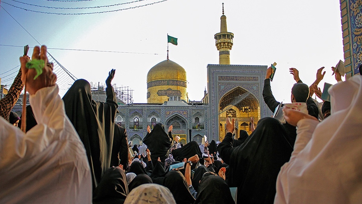 تعویض پرچم گنبد امام رضا (ع) در آستانۀ عید قربان + فیلم