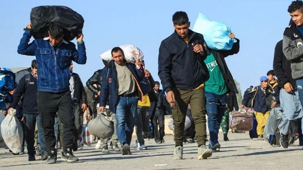 بازگشت اتباع غیرمجاز افغانستانی از مرز دوغارون به کشورشان + فیلم