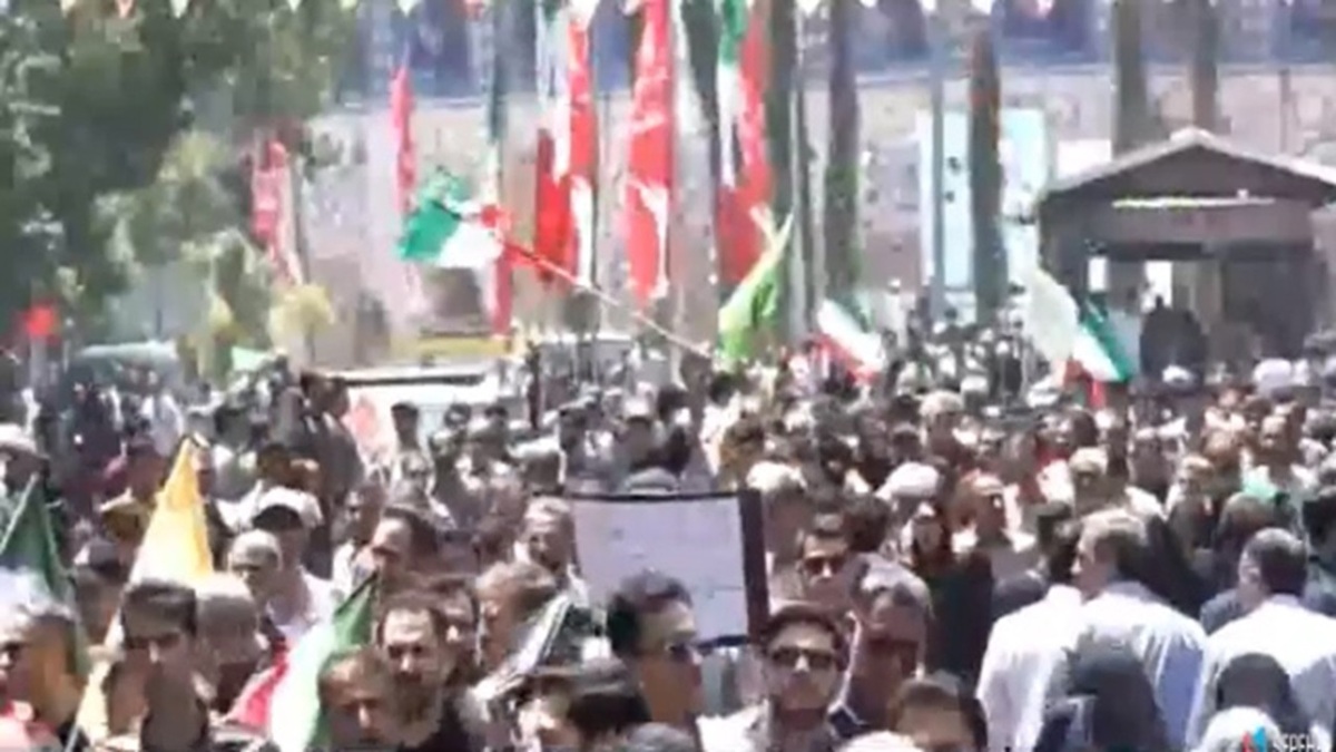 ۵ مرداد، سالروز اقامه نخستین نماز جمعه پس از انقلاب + فیلم