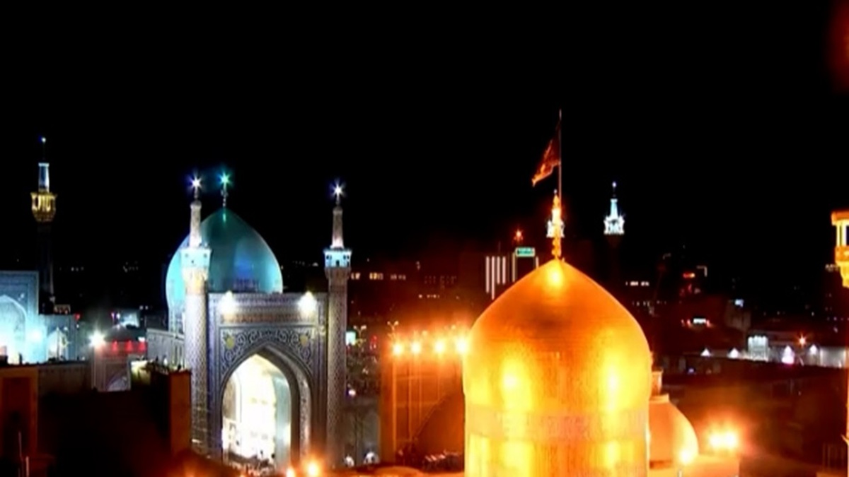 تعویض پرچم گنبد حرم امام رضا علیه‌السلام در آغاز ماه محرم + فیلم