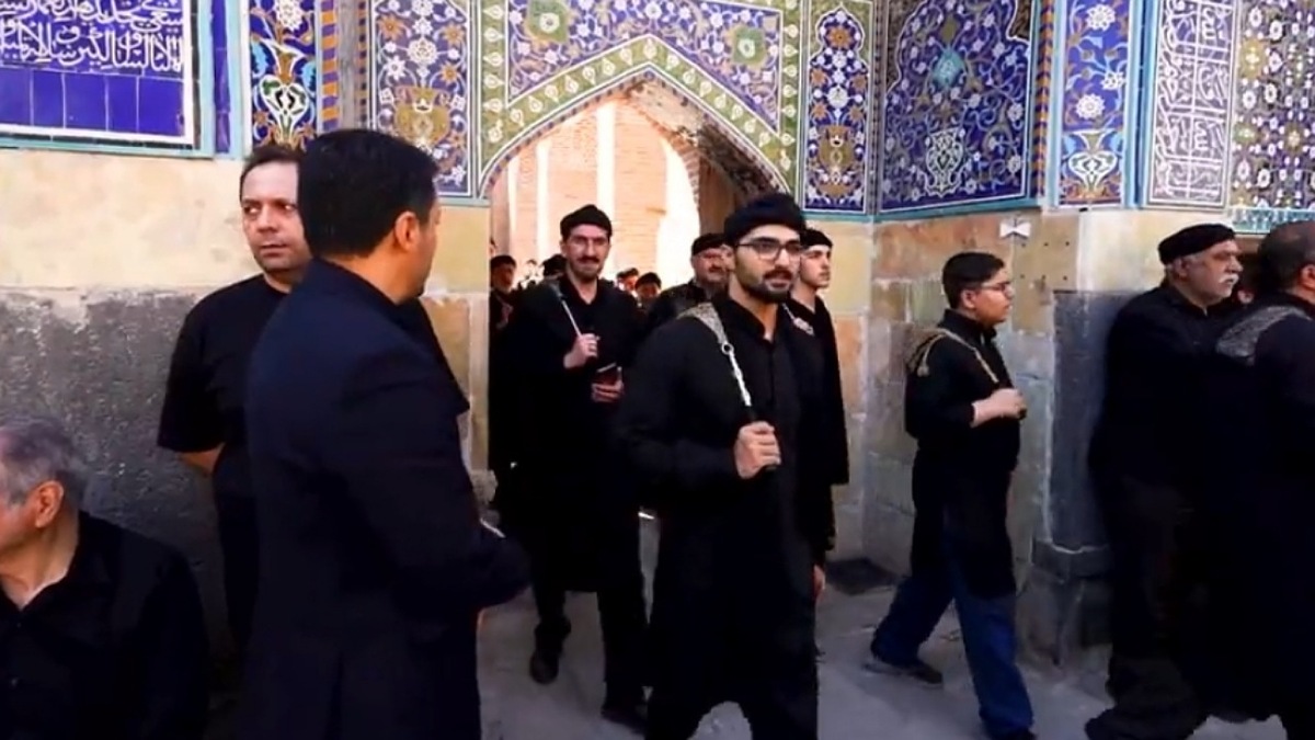 ‌تعویض پرچم گنبد حرم امام رضا (ع) در آغاز ماه محرم + فیلم